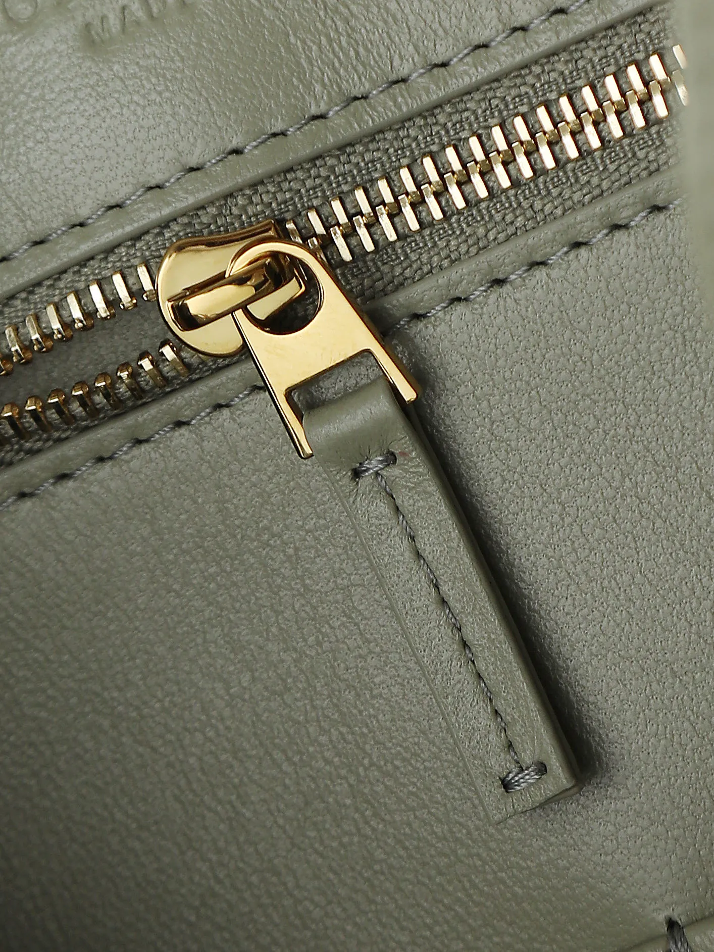 1550. Andiamo is shipping‼ ️Really popular🔥The new Andiamo woven handbag launched by Bottega Veneta this season is really popular all over the world! ! Celebrities at home and abroad have worn it, and Oscar-winning actress Michelle Yeoh has taken it out on the street. Song Jia, Trai Yala, Yu Feihong, Sanji Ayaka, Rosie Hunting-Whiteley, Yoshioka Riho, etc. have all worn this bag. It is classic and versatile and shows off your temperament, and the bag capacity is also large, which is very convenient for daily commuting! ! A variety of carrying methods, the shoulder straps can be adjusted by yourself, the original lambskin feels soft and delicate, and the unisex style breaks gender boundaries and brings a more practical and longer-lasting use experience. Andiamo, which has both elegant and casual styles, perfectly interprets the true appearance of "fashionable old money style". Style number: 766016 Size: 32*24*12
